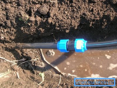 På bildet er polyetylen-vannforsyningssystemet lagt i våt jord. På bildet er polyetylen-vannforsyningssystemet lagt i våt jord.