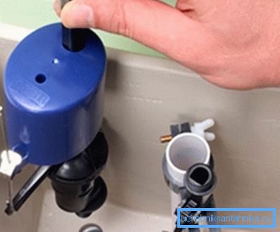 På bildet - en flyte i en moderne drenertank På bildet - en flyte i en moderne drenertank