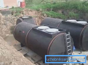 Bildet viser lagertanker i bakken. Bildet viser lagertanker i bakken.