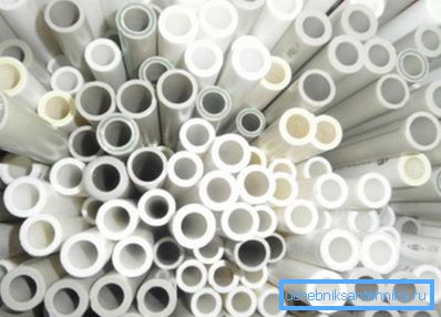 Bildet viser plastprodukter til kommunikasjonssystemer. Bildet viser plastprodukter til kommunikasjonssystemer.