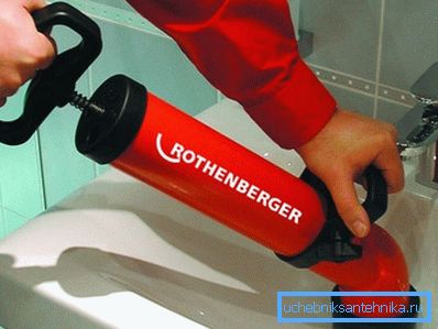 På bildet - bruker vi en manuell hydraulisk pumpe På bildet - bruker vi en manuell hydraulisk pumpe