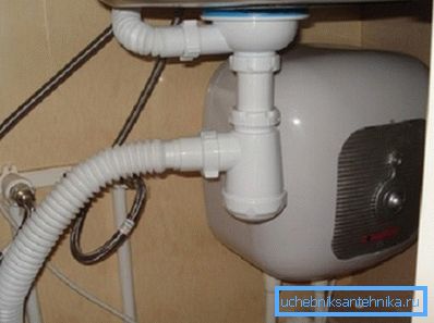 På bildet er et eksempel på installasjon av en kompakt varmtvannsbereder. På bildet er et eksempel på installasjon av en kompakt varmtvannsbereder.