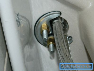 På bildet - et eksempel på å koble blanderen på badet På bildet - et eksempel på å koble blanderen på badet