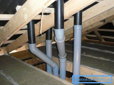 På bildet - et eksempel på en vellykket plassering av ventilasjon, passerer rørene mellom bjelkene og ikke hviler mot sperrene. På bildet - et eksempel på en vellykket plassering av ventilasjon, passerer rørene mellom bjelkene og ikke hviler mot sperrene.