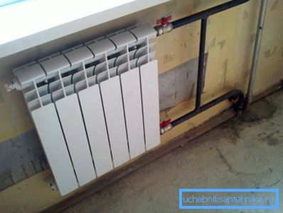 På bildet - ble støpejern radiatoren erstattet med en bimetall radiator På bildet - ble støpejern radiatoren erstattet med en bimetall radiator