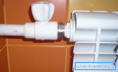 Bildet viser en fabrikkmalert radiator med plasttilkobling. Bildet viser en fabrikkmalert radiator med plasttilkobling.