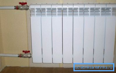 På bildet - en radiator med sidekoblinger. På bildet - en radiator med sidekoblinger.