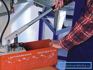 På bildet: Med en håndpumpe kan du fylle systemet raskt og effektivt. På bildet: Med en håndpumpe kan du fylle systemet raskt og effektivt.