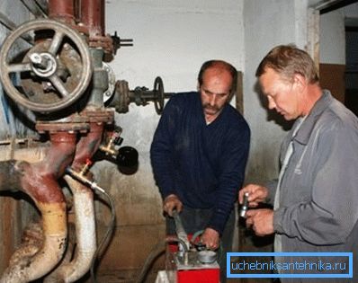 På bildet tar ansatt med teknisk tilsyn testarbeid. På bildet tar ansatt med teknisk tilsyn testarbeid.