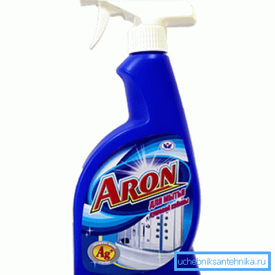 På bildet - spray for å vaske dusjer På bildet - spray for å vaske dusjer