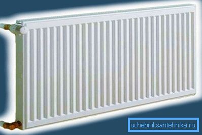 På bildet: Stålpanel radiator av denne typen finnes i en rekke strukturer. På bildet: Stålpanel radiator av denne typen finnes i en rekke strukturer.