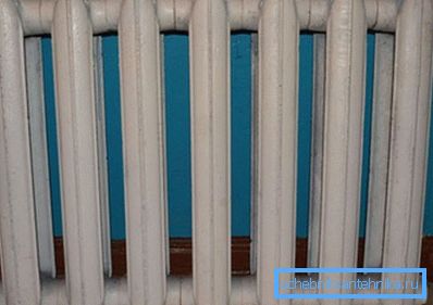 På bildet - en standard støpejern radiator På bildet - en standard støpejern radiator