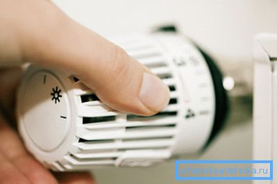 På bildet er termostaten på radiatoren for å kontrollere temperaturindikatorer På bildet er termostaten på radiatoren for å kontrollere temperaturindikatorer