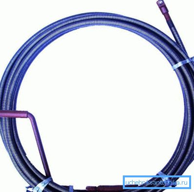 På bildet - en kabel for rensing av kloakkrør På bildet - en kabel for rensing av kloakkrør