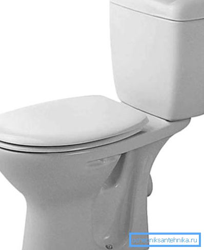 På bildet - et toalett med en cistern på hyllen På bildet - et toalett med en cistern på hyllen