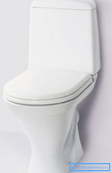 På bildet - et toalett med en flush cistern montert på bollen. På bildet - et toalett med en flush cistern montert på bollen.