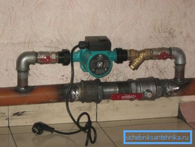 I bildeinstallasjonen av pumpen med bypass I bildeinstallasjonen av pumpen med bypass