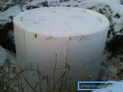 På bildet er isoleringen av brønnen laget av skum. På bildet er isoleringen av brønnen laget av skum.