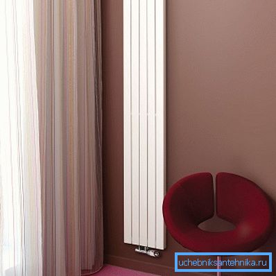 På bildet - en smal vertikal radiator. På bildet - en smal vertikal radiator.