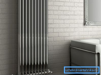 På bildet - en vertikal radiator laget av stålrør. På bildet - en vertikal radiator laget av stålrør.