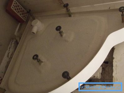 Bildet viser den installerte sifonen. Bildet viser den installerte sifonen.