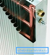 Bildet viser kobberrør og aluminiumfinner. Bildet viser kobberrør og aluminiumfinner.
