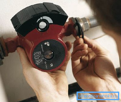 På bildet - ferdigstillelse av pumpens installasjon På bildet - ferdigstillelse av pumpens installasjon