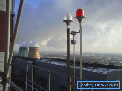 Figuren viser lys gjerdet av skorstene av et industrielt foretak. Figuren viser lys gjerdet av skorstene av et industrielt foretak.
