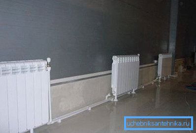 Gulvmontering for radiatorer gjør det mulig å ikke bore plass til braketter i veggen