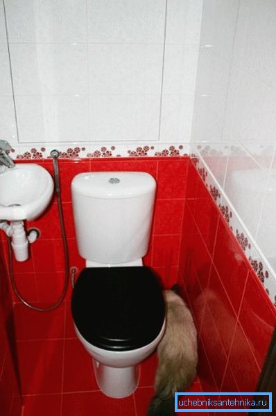 Gulv toalett og vask på toalettet med hygienisk dusj Gulv toalett og vask på toalettet med hygienisk dusj