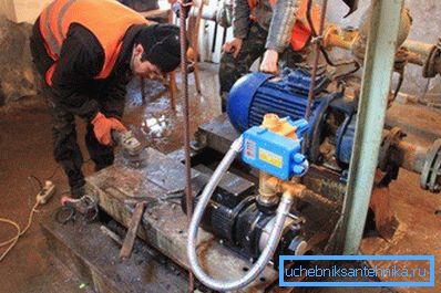 Pumpen i bildet er installert på et eget fundament. Pumpen i bildet er installert på et eget fundament.