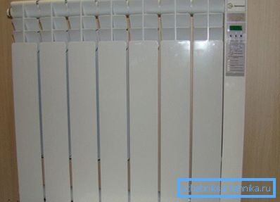 Veggmontert elektrisk radiator, som er utstyrt med en styringsenhet og ikke er koblet til systemet Veggmontert elektrisk radiator, som er utstyrt med en styringsenhet og ikke er koblet til systemet