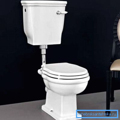 Tanken er ikke skjult bak veggen, og toalettet i dette designet er plassert på gulvet Tanken er ikke skjult bak veggen, og toalettet i dette designet er plassert på gulvet