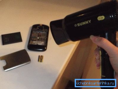 Ikke den beste måten å bringe en mobiltelefon tilbake til livet Ikke den beste måten å bringe en mobiltelefon tilbake til livet