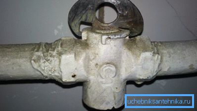 Ikke glem å fjerne lagene med gammel vikling og maling. Ikke glem å fjerne lagene med gammel vikling og maling.