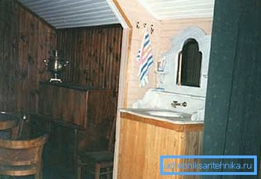 Noen håndverkere bruker til dette formål et vanlig skap med vask, hvor de bare installerer en tank med vann. Noen håndverkere bruker til dette formål et vanlig skap med vask, hvor de bare installerer en tank med vann.