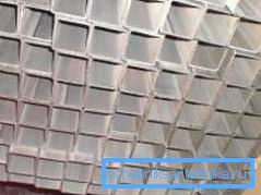 Noen typer slike produkter er laget av aluminium eller utsatt for et beskyttende belegg. Noen typer slike produkter er laget av aluminium eller utsatt for et beskyttende belegg.