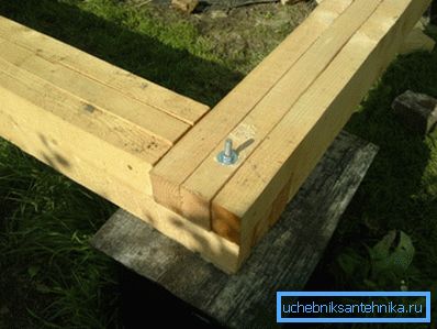 Den nederste delen er laget av limt laminert tømmer Den nederste delen er laget av limt laminert tømmer