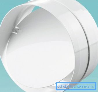 Tilbakeslagsventil for naturlig ventilasjon tillater ikke luft ute når den er slått av