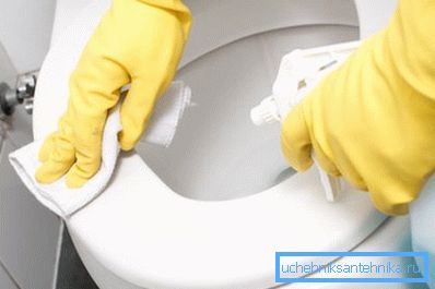 Sørg for å bruke hansker når du bruker kjemikalier til husholdninger. Sørg for å bruke hansker når du bruker kjemikalier til husholdninger.