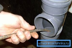 Rengjøring av avløpsvannet med en kabel er en effektiv metode Rengjøring av avløpsvannet med en kabel er en effektiv metode