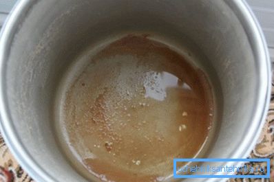 Sediment på bunnen av bøtte er et tegn på overflødig jern Sediment på bunnen av bøtte er et tegn på overflødig jern