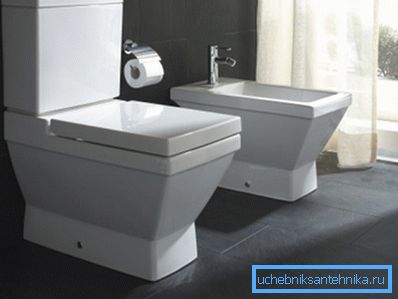 Et frittstående bidet tar opp mye plass i toalettet. Et frittstående bidet tar opp mye plass i toalettet.