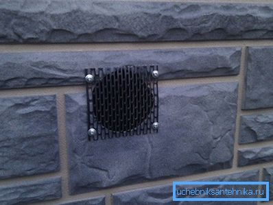 Ventilasjonshull i undergrunnen, lukket av rutenettet Ventilasjonshull i undergrunnen, lukket av rutenettet