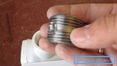 Før du legger deler til aluminium radiatorer, er en nippel skrudd inn i hullet. Før du legger deler til aluminium radiatorer, er en nippel skrudd inn i hullet.