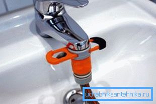 Adapter på kranen til vasken.