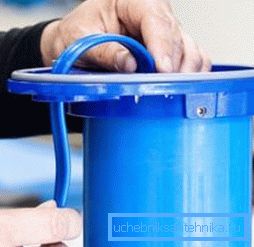 Strømkabelen er satt inn i et spesielt hull på bunnen av saken. Strømkabelen er satt inn i et spesielt hull på bunnen av saken.