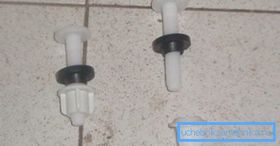 Plastbolter med koniske forseglinger og lammemuttere. Plastbolter med koniske tetninger og lammemuttere.