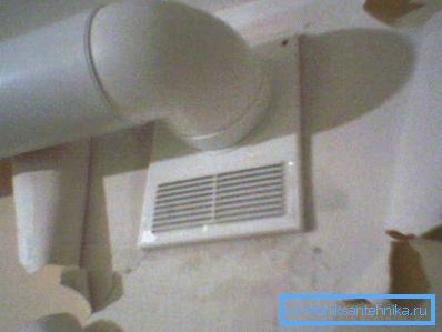 Plastrunde ventilasjonsrør er ganske enkelt å installere. Plastrunde ventilasjonsrør er ganske enkelt å installere.