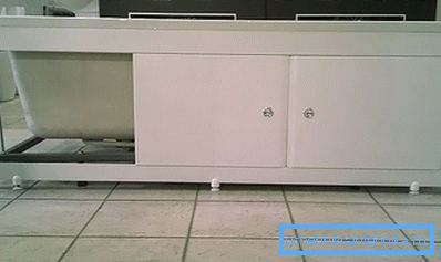 Plast skjerm under badet Plast skjerm under badet